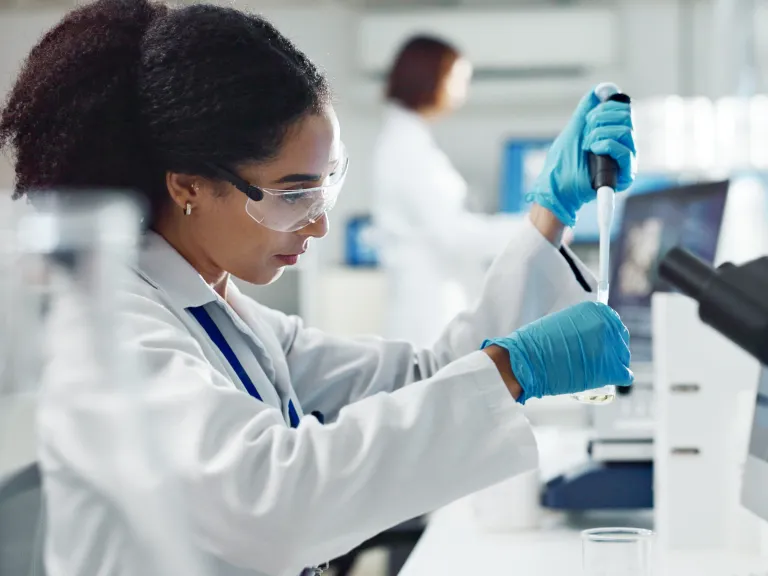 Woman using test tubes in a laboratory.